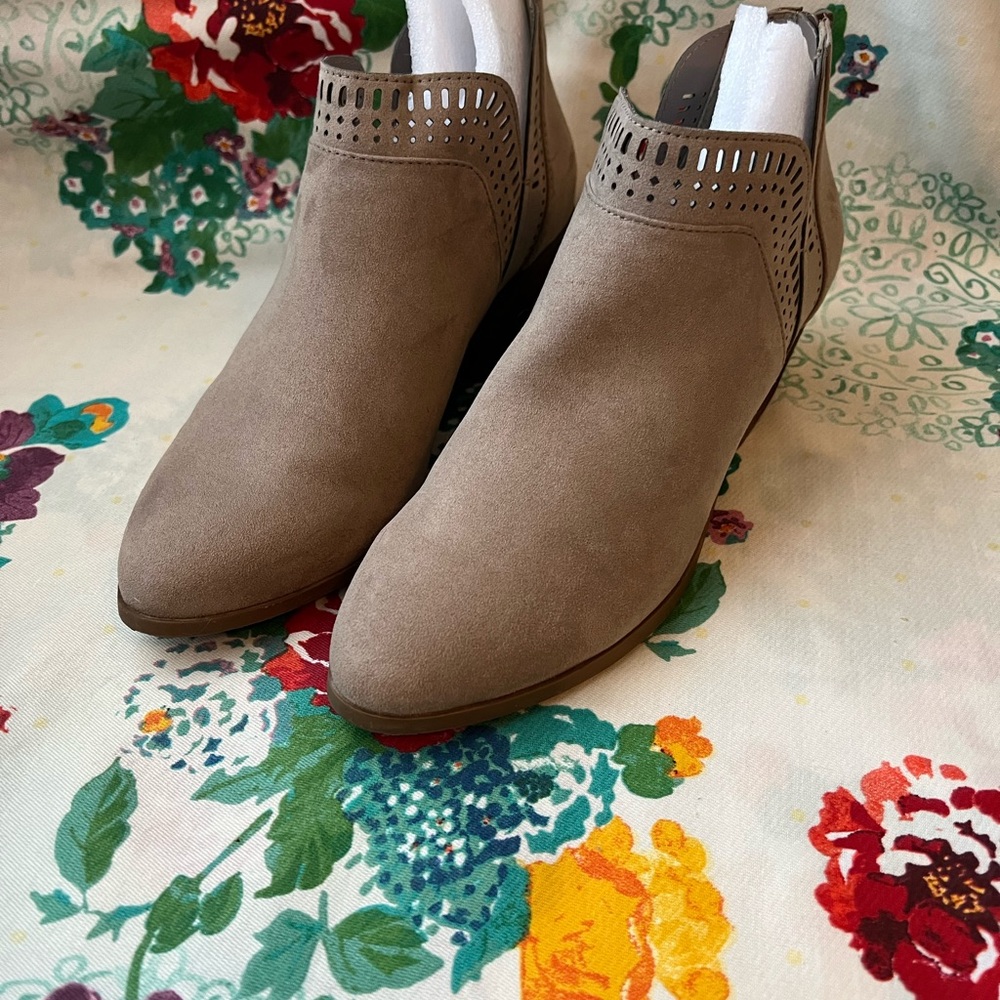Carlos Santana Booties size 9 neutral color
